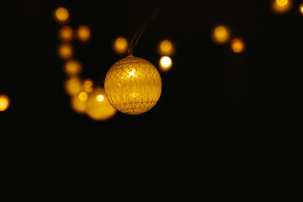 Luces de Navidad sobre fondo oscuro. Forma de bola. — Foto de Stock