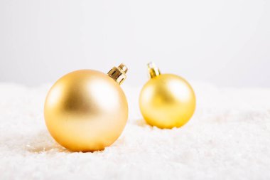 Beyaz zemin üzerinde kar üzerinde Noel topu