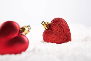 Beyaz arka planda kar üzerinde Noel kalpleri
