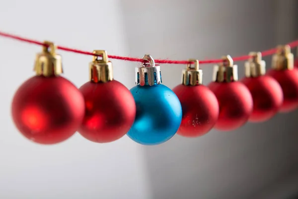 Kırmızı ve mavi noel topları sırası. Noel süslemeleri — Stok fotoğraf