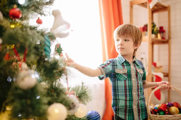 Cute Boy decorar el árbol de Navidad —  Fotos de Stock