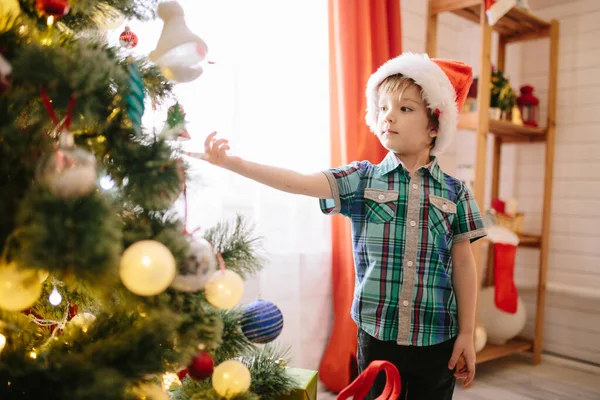 Şirin Çocuk Noel ağacını süslüyor. — Stok fotoğraf