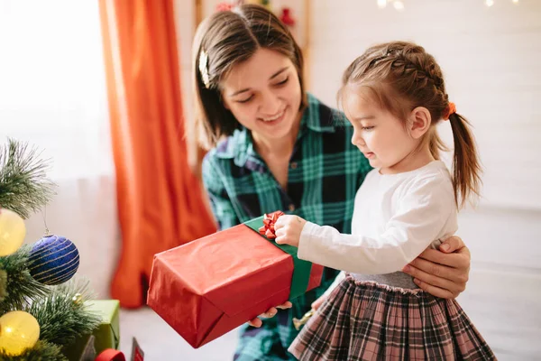 Feliz familia celebrando la Navidad en la acogedora habitación ático Imagen De Stock