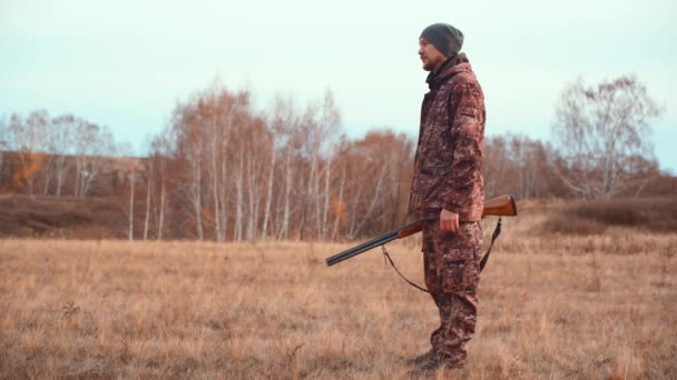 Der Jäger lädt das Gewehr auf der Jagd — Stockvideo
