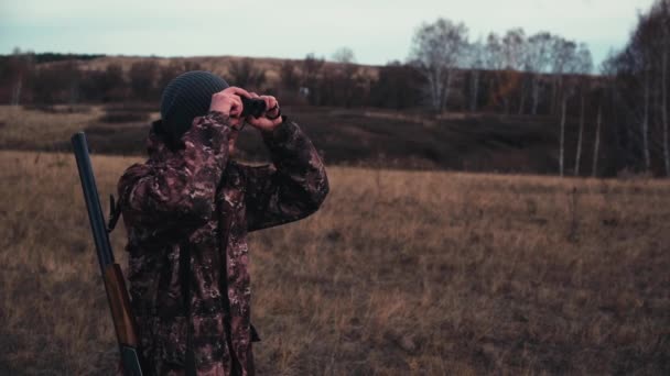 The hunter is looking into the binoculars. Slow motion — Vídeo de stock