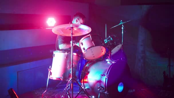Drummer man playing drums nightclub — Stock video