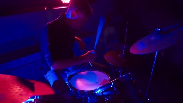 Drummer man playing drums nightclub — Stock video