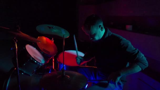 Drummer man playing drums nightclub — Stockvideo
