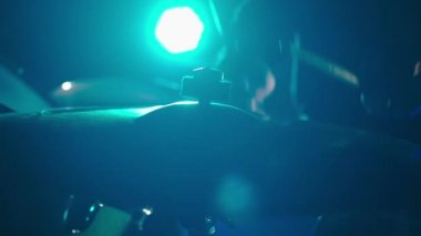 Davulcu sopalarla zil çalar.