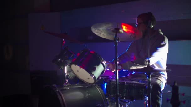 Baterista tocando bateria no clube — Vídeo de Stock