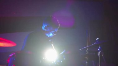 Davulcu kulüpte davul çalıyor.