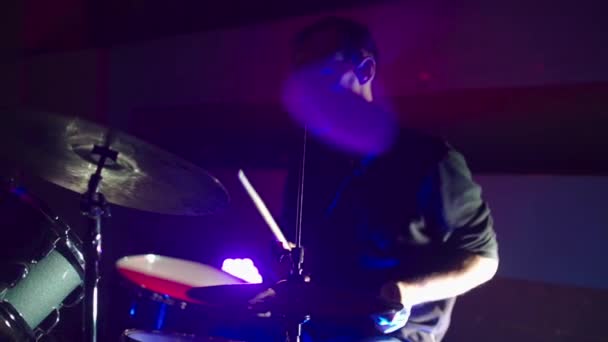 Batterista che suona la batteria nel club — Video Stock