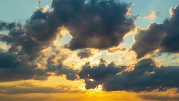 Gün batımında bulutlar gökyüzünde uçar. Zaman Uygulaması — Stok video