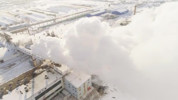 Video från luften i anläggningen och rök från skorstenarna. Global uppvärmning — Stockvideo