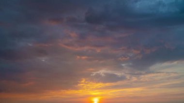 Gün batımında bulutları olan güzel bir gökyüzünün zamanı