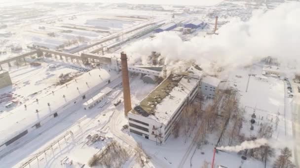 Luchtfoto van de rook uit de schoorstenen. Opwarming van de aarde — Stockvideo