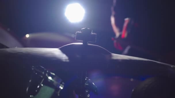 Барабанщик бьет по тарелке с палками — стоковое видео