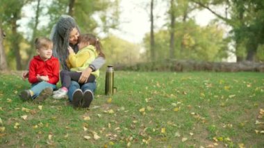Anne ve oğlu sonbaharda parkta.