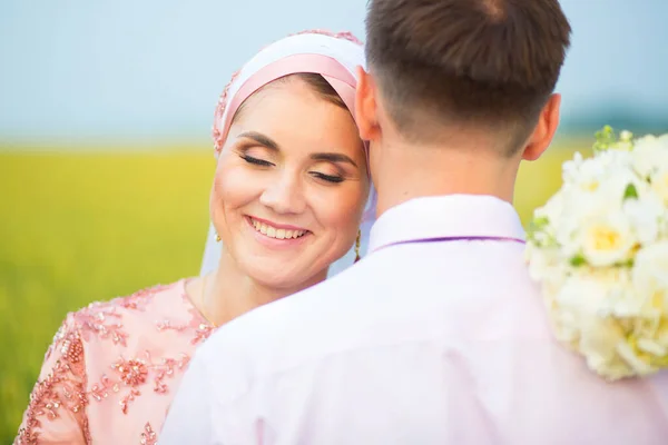 Panna młoda i pan młody na polu. Małżeństwo muzułmańskie. — Zdjęcie stockowe