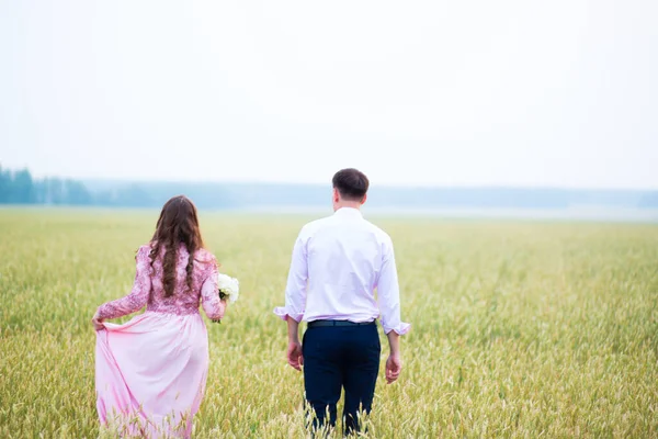 Bruid en bruidegom in het veld. Moslim huwelijk. — Stockfoto