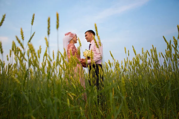 Novia y novio en el campo. Matrimonio musulmán. Imágenes de stock libres de derechos