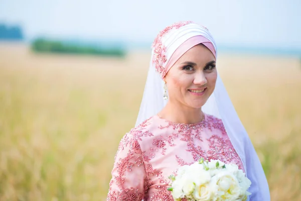 전통적 인 신부 의상을 입은 아름다운 여성 모델. 이슬람교의 결혼 스톡 사진