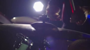 Davulcu kulüpte davul çalıyor.