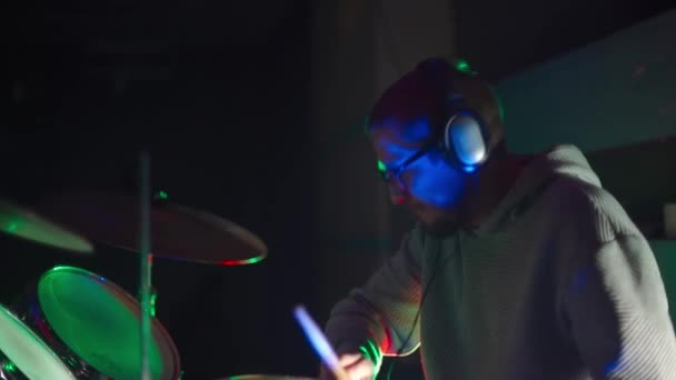 Барабанщик играет на барабанах в клубе — стоковое видео