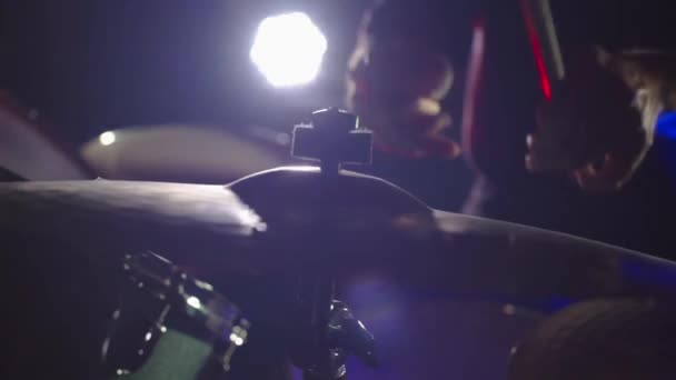 Барабанщик грає на барабанах у клубі — стокове відео