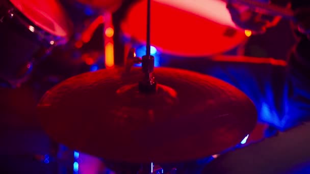 Барабанщик играет на барабанах в клубе — стоковое видео