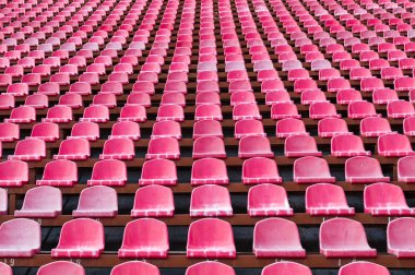 stadyumdaki seyirciler için kırmızı koltuk