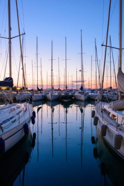 Gün batımında yatlı iskele