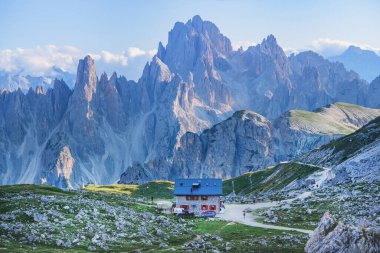 Güneşli yaz mevsiminde Dolomitler 'deki Tre cime di lavaredo' nun yanındaki dağ kulübesinde. Three Peaks Tre Cime di Lavaredo Massive Rock, Sexten Dolomites, South Tyrol, Dolomite Alps, İtalya
