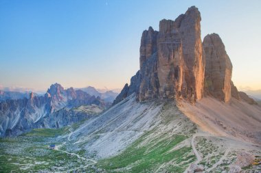Three Peaks Tre Cime di Lavaredo Massive Rock, Sexten Dolomites, South Tyrol, Dolomite Alps, İtalya 'nın yaz manzarası. Gün batımı ışığı 