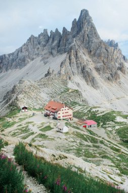 Güneşli yaz mevsiminde Dolomitler 'deki Tre cime di lavaredo' nun yanındaki dağ kulübesinde. Three Peaks Tre Cime di Lavaredo Massive Rock, Sexten Dolomites, South Tyrol, Dolomite Alps, İtalya