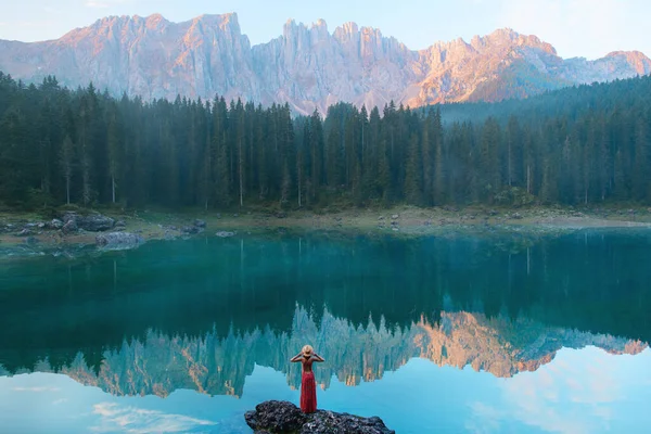 Una Chica Vestida Rojo Sombrero Está Sola Medio Del Lago — Foto de Stock