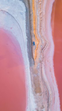 Ukrayna 'daki pembe tuz gölünün havadan çekilmiş fotoğrafı. Drone fotoğrafı. Mavi arabalı, tuzlu bir sahil..