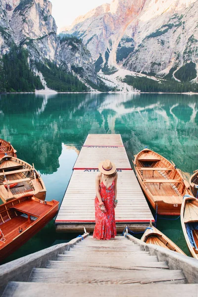 Девушка Красном Платье Шляпе Стоит Одна Посреди Озера Видом Лодки — стоковое фото