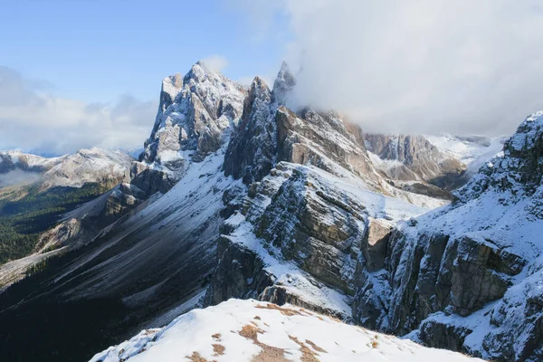 Seceda Den Dolomiten Winter Verschneite Felshänge Über Die Die Wolke — Stockfoto