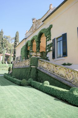 Como Gölü 'ndeki İtalya' da eski bir villa. Villa Balbianello bölgedeki en güzel villalardan biridir. Yeşil balkon.