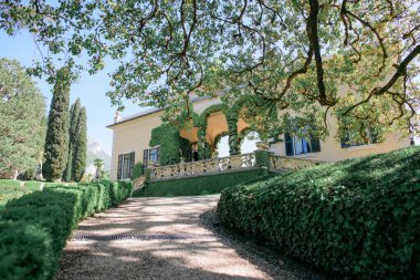 Como Gölü 'ndeki İtalya' da eski bir villa. Villa Balbianello bölgedeki en güzel villalardan biridir.. 