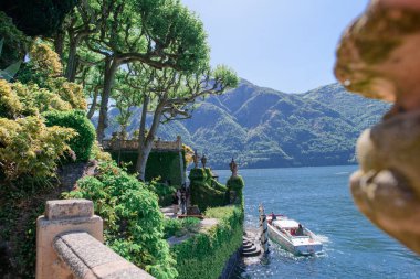 Como Gölü 'ndeki İtalya' da eski bir villa. Villa Balbianello bölgedeki en güzel villalardan biridir.. 