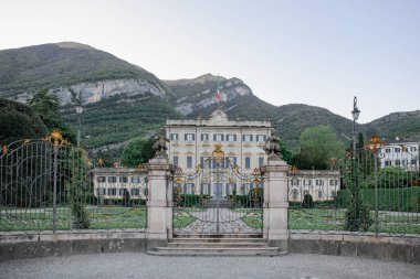 Botanik bahçesi, Tremezzo 'da eski büyük ağaçlar, Como Gölü, İtalya. 