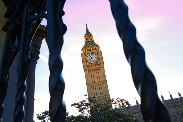 Big Ben en el emorning visto a través de la puerta de la Abadía de Westminster — Foto de Stock