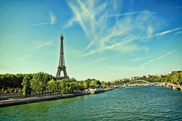 Mooie, zomer scène van Parijs met de Eiffel toren — Stockfoto