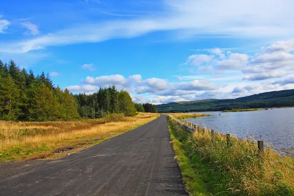 Landevei på landsbygda – stockfoto