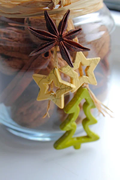 Decoração de Natal, nozes em um frasco de vidro — Fotografia de Stock