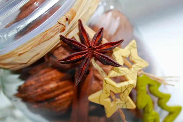 Рождественские украшения, грецкие орехи в стеклянной банке — стоковое фото
