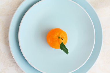 Mavi, pastel plaka üzerinde olgunlaşmış clementines