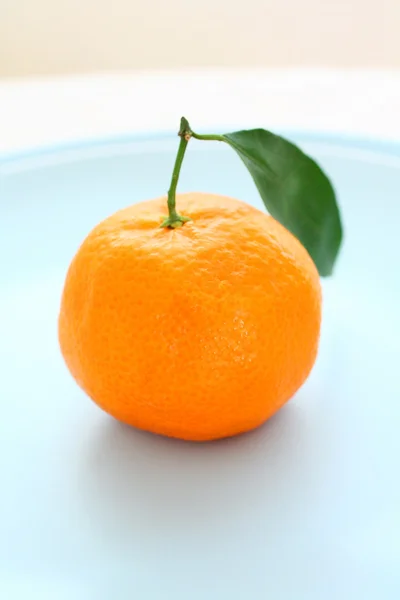 Clementine mature sul piatto azzurro, pastello — Foto Stock